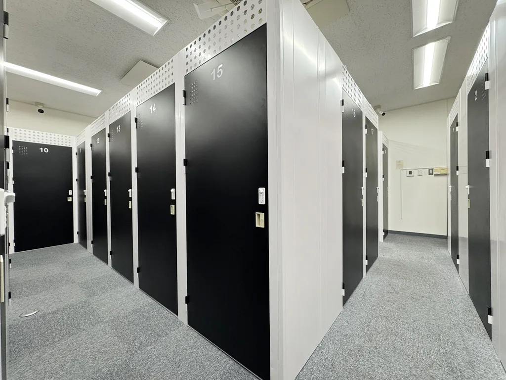 清潔感のあるトランクルーム施設の内装写真