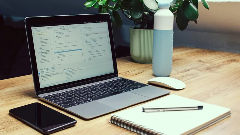 収益レポートを確認するビジネスパーソン